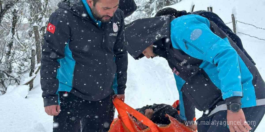 Kar sebebiyle yolu kapanan köydeki hasta için seferber oldular