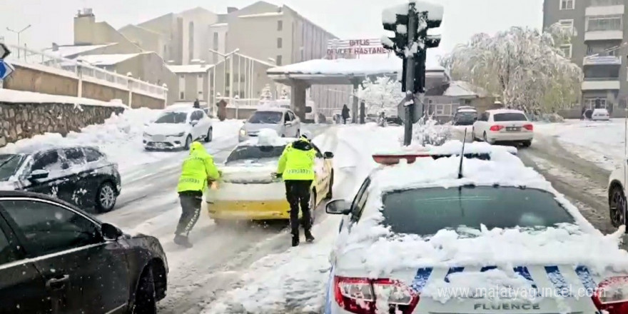 Kar trafiği aksattı, küçük çaplı kazalar meydana geldi