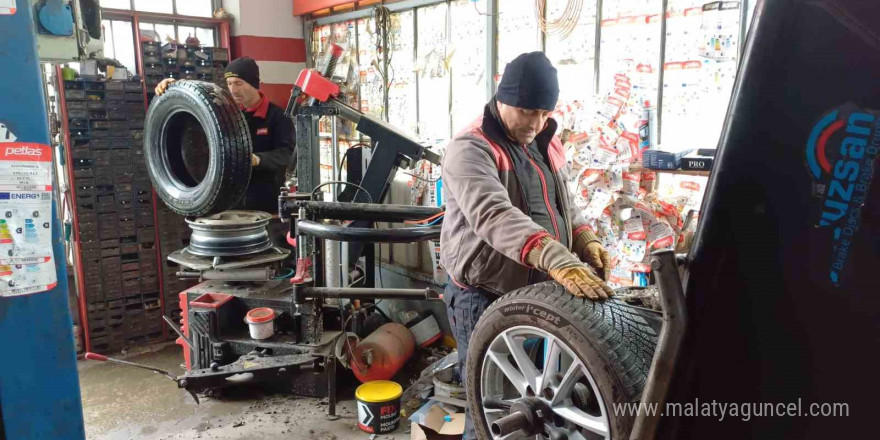 Kar yağınca lastikçilere akın ettiler