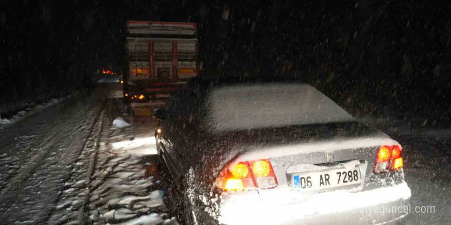 Kar yağışı Ilgaz Dağı’nda trafiği kilitledi, araçlar yolda mahsur kaldı