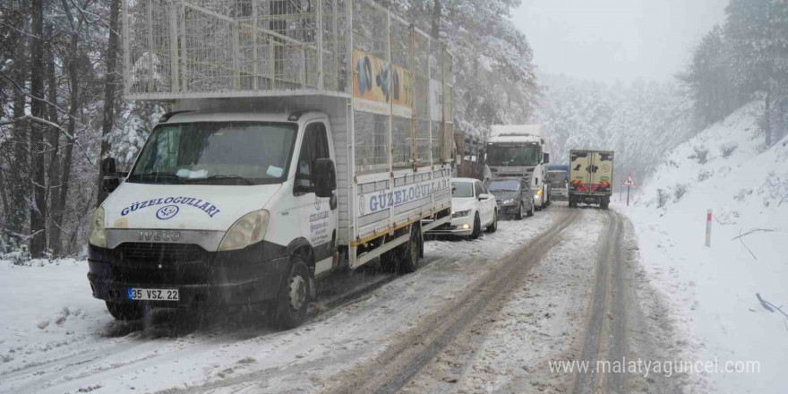 Kar yağışı nedeniyle Kazdağları’nda araç trafiği zaman zaman durma noktasına geliyor