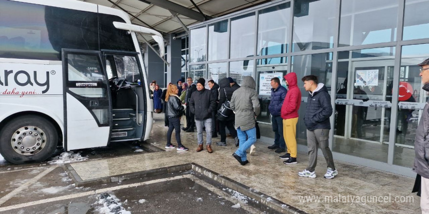 Kar yağışı, şehirlerarası otobüs seferlerini aksattı