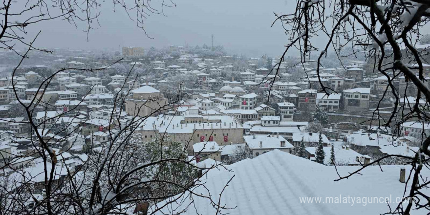 Kar yağışı sonrası tarihi yapılar beyaz örtüyle kaplandı