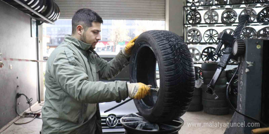 Kar yağışını gören araç sahipleri lastikçilerin yolunu tuttu