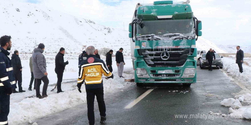 Kar yağışının ardından Erzincan’da kapanan şehirlerarası yollar ulaşıma açıldı