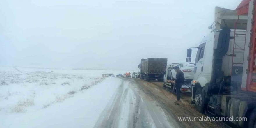 Kar yağışıyla kapanan Viranşehir-Diyarbakır yolu trafiğe açıldı