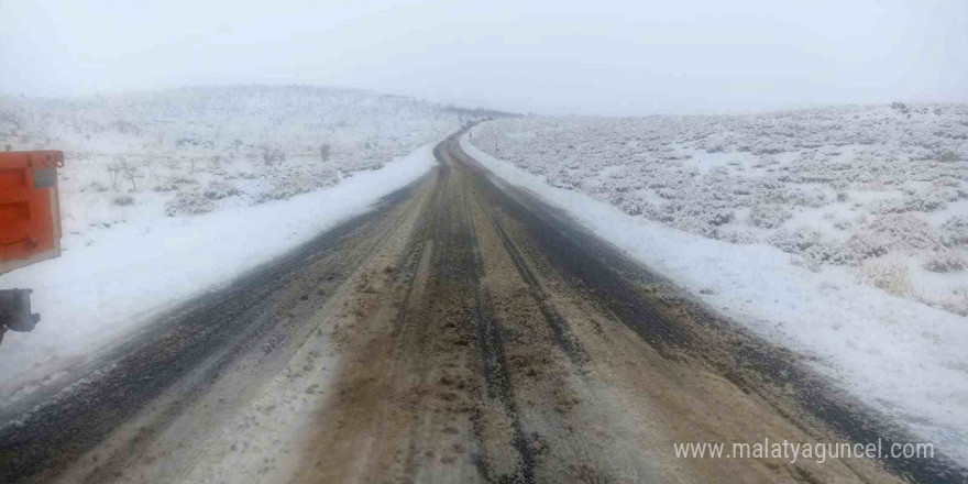 Kar yağışıyla kapanan Viranşehir-Diyarbakır yolu trafiğe açıldı