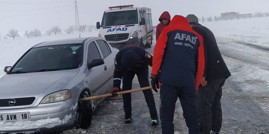 Kara saplanan otomobili AFAD ve Karayolları ekipleri kurtardı