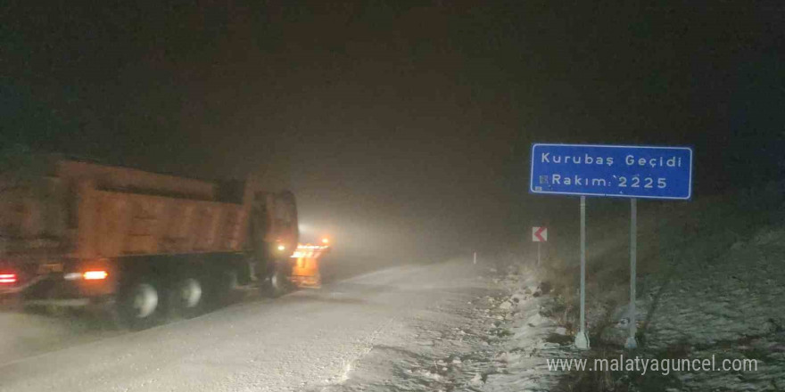 Karabet Geçidi kar ve tipi nedeniyle trafiğe kapatıldı