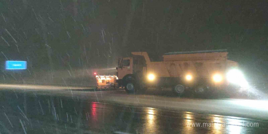 Karabet Geçidi kar ve tipi nedeniyle trafiğe kapatıldı