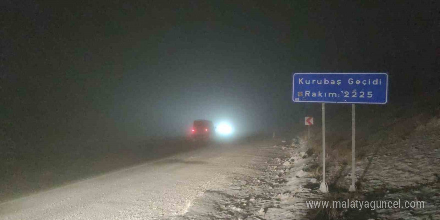 Karabet Geçidi kar ve tipi nedeniyle trafiğe kapatıldı