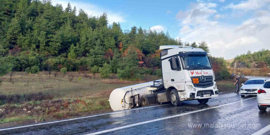 Karabük’te azot tankeri devrildi