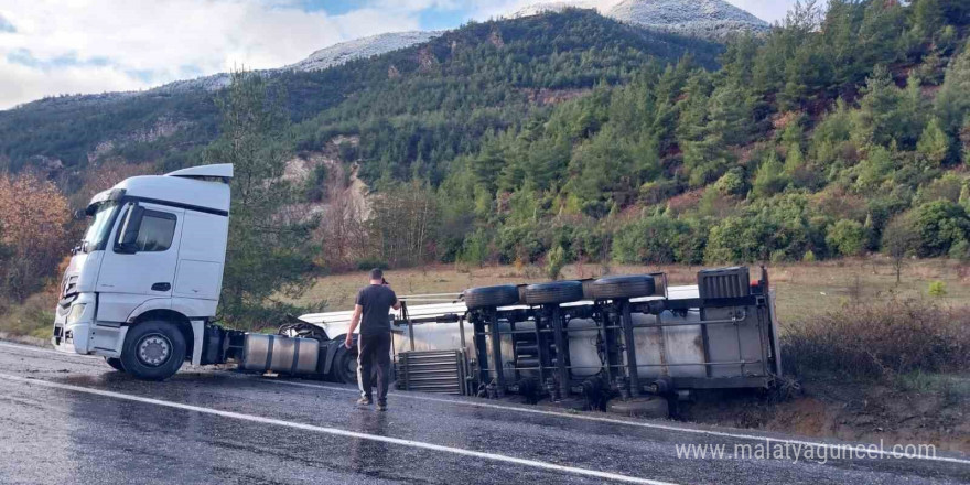 Karabük’te azot tankeri devrildi