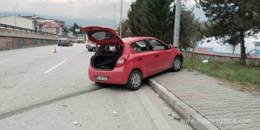 Karabük’te otomobil aydınlatma direğine çarptı: 1’i ağır 3 yaralı