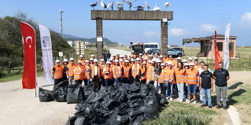 Karacabey’in Yeniköy sahillerinde gönüllü temizlik hareketi