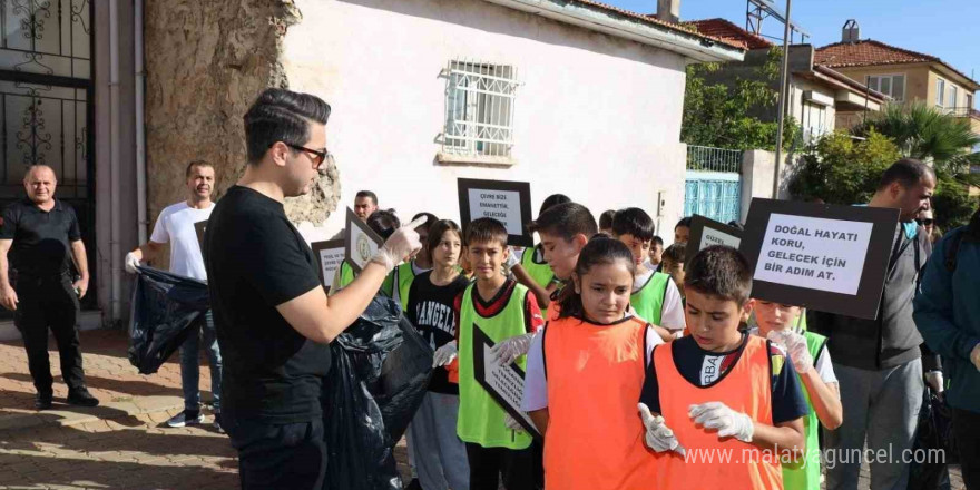 Karacasu’da Dünya Yürüyüş Günü’nde çöp temizliği yapıldı