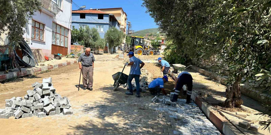 Karacasu’da selden hasar gören yollar yenileniyor