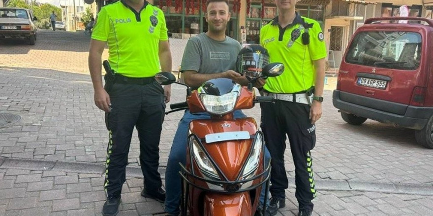 Karacasu’da trafik timleri kask kullanımını teşvik etmek için kask dağıttı