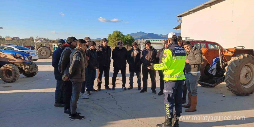 Karacasu’da traktör sürücülerine reflektör eğitimi verildi