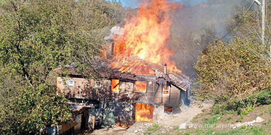 Karadeniz Ereğli’de iki katlı ahşap ev tamamen yandı