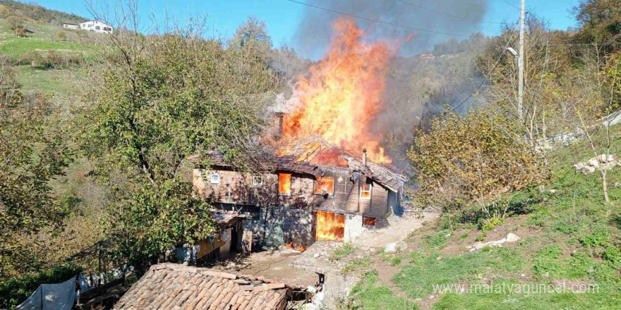 Karadeniz Ereğli’de iki katlı ahşap ev tamamen yandı