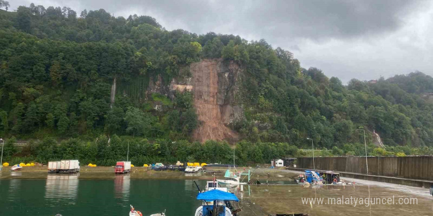 Karadeniz sahil yolundaki heyelan kameraya yansıdı