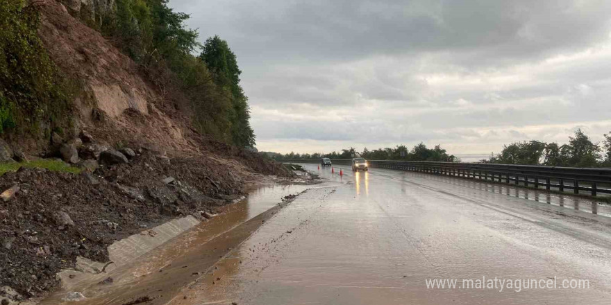 Karadeniz sahil yolundaki heyelan kameraya yansıdı