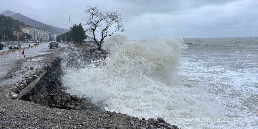 Karadeniz’deki dev dalgalar, sahil yoluna zarar verdi