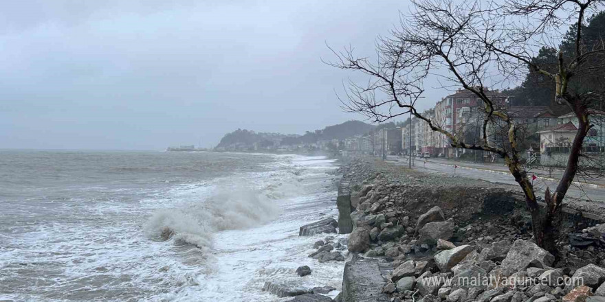 Karadeniz’deki dev dalgalar, sahil yoluna zarar verdi