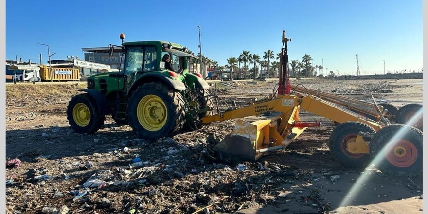 Karaduvar sahili denizden gelen atıklardan temizlendi