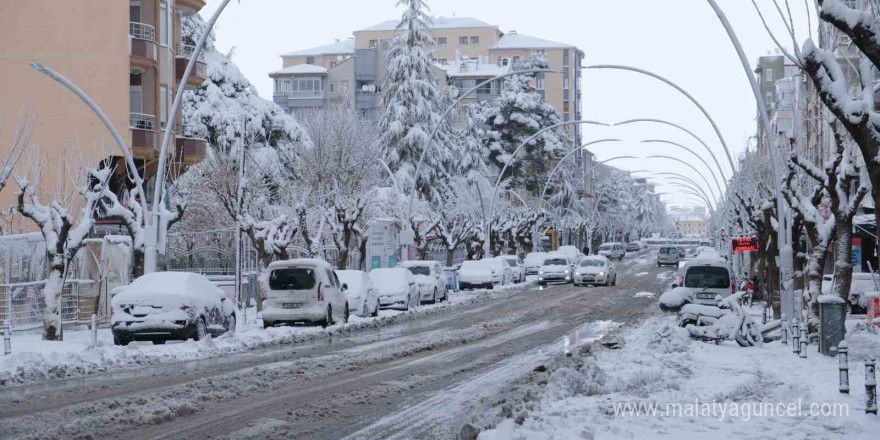 Karaman, mevsimin ilk karıyla beyaza büründü