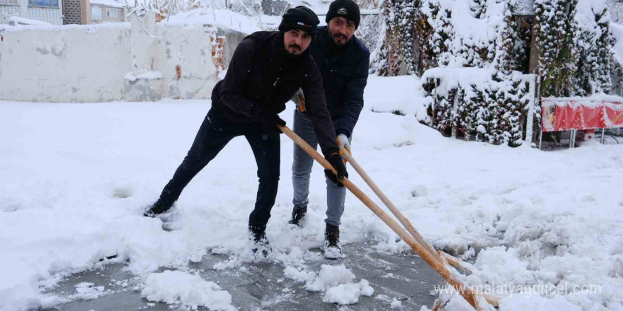 Karaman, mevsimin ilk karıyla beyaza büründü