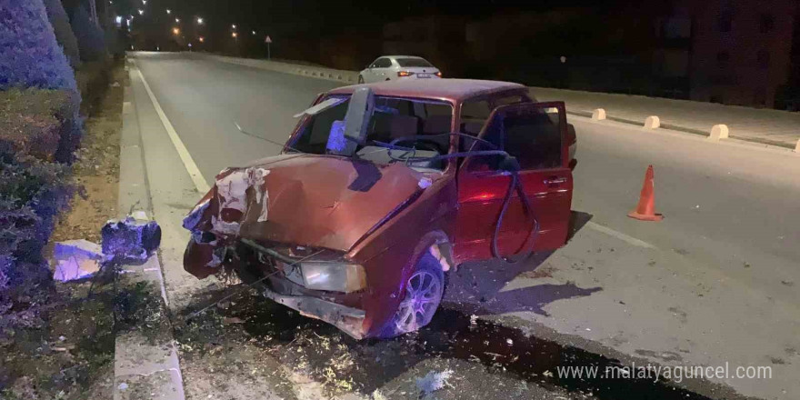 Karaman’da aydınlatma direğine çarpan otomobilin sürücüsü yaralandı