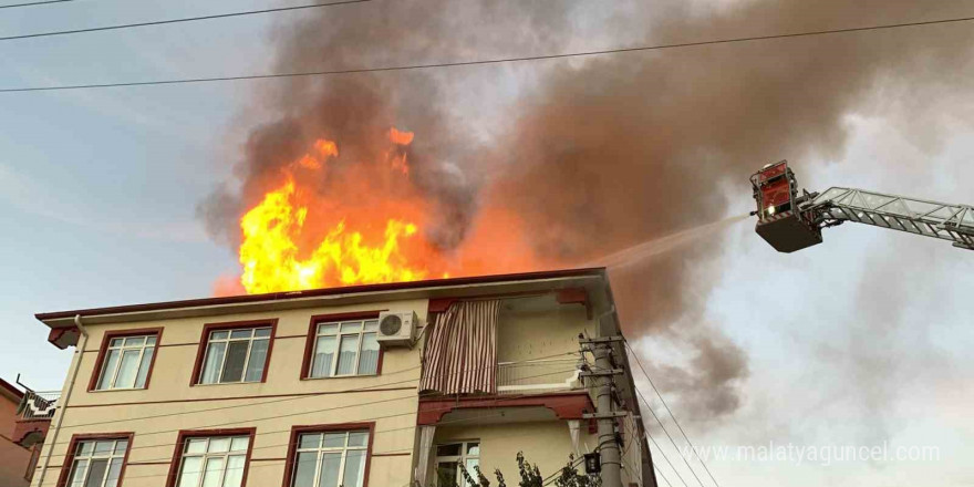 Karaman’da binanın çatısı alev topuna döndü, mahalleli sokağa döküldü