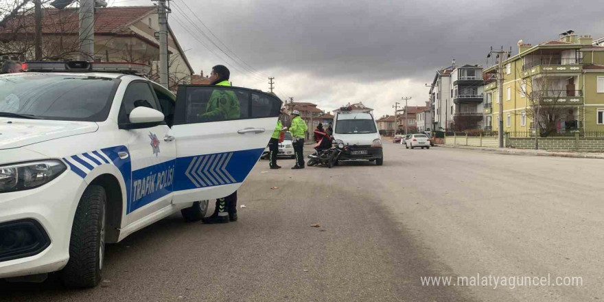 Karaman’da hafif ticari araçla çarpışan motokurye yaralandı