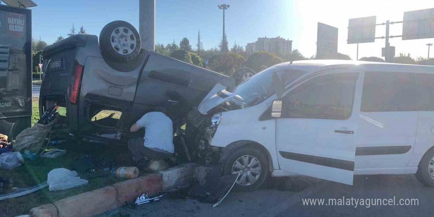 Karaman’da hafif ticari araçlar çarpıştı: 3 yaralı