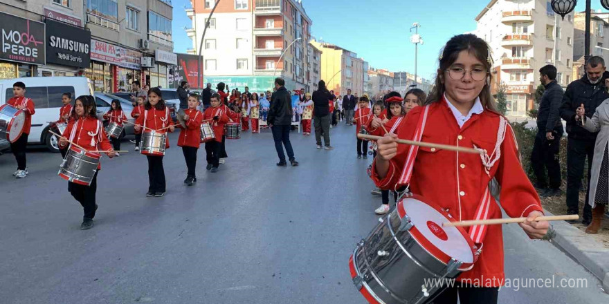 Karaman’da ilkokul öğrencilerinin bando gösterisi büyük beğeni topladı