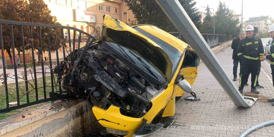 Karaman’da kontrolden çıkan ticari taksi çarptığı duvarda asılı kaldı: 1 yaralı