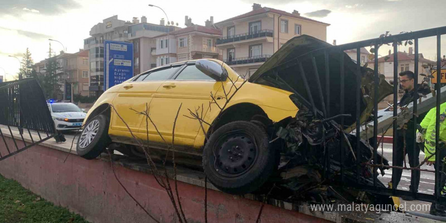 Karaman’da kontrolden çıkan ticari taksi çarptığı duvarda asılı kaldı: 1 yaralı