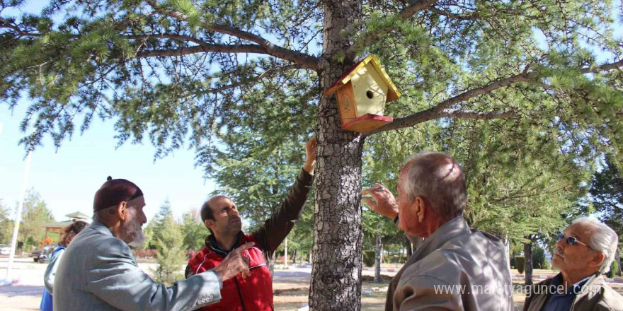 Karaman’da kuş evleri ağaçlara yerleştirildi