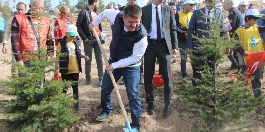 Karaman’da ‘Milli Ağaçlandırma Günü’nde 5 bin fidan toprakla buluşturuldu