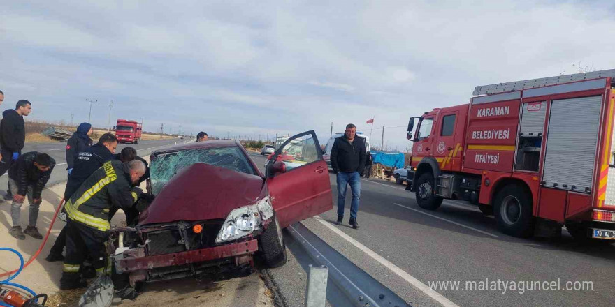 Karaman’da otomobil römork ve bariyerlere çarptı: 4 yaralı