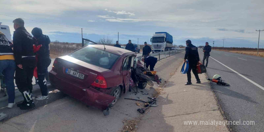 Karaman’da otomobil römork ve bariyerlere çarptı: 4 yaralı