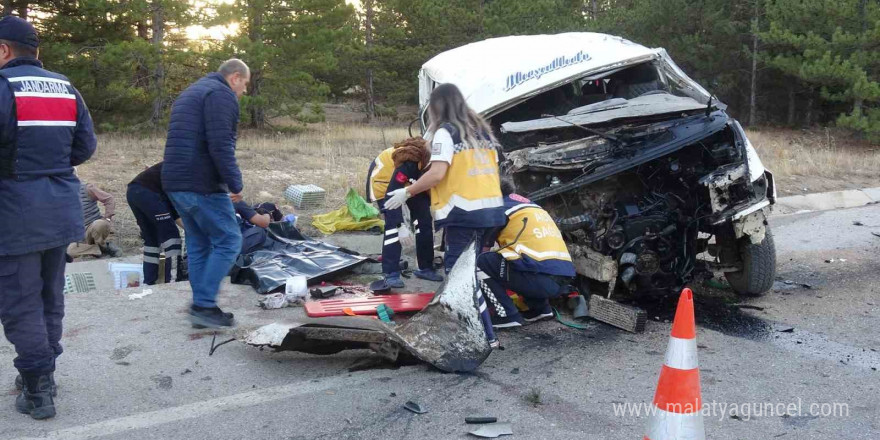 Karaman’da tarım işçilerini taşıyan minibüs şarampole devrildi: 2 ölü, 13 yaralı