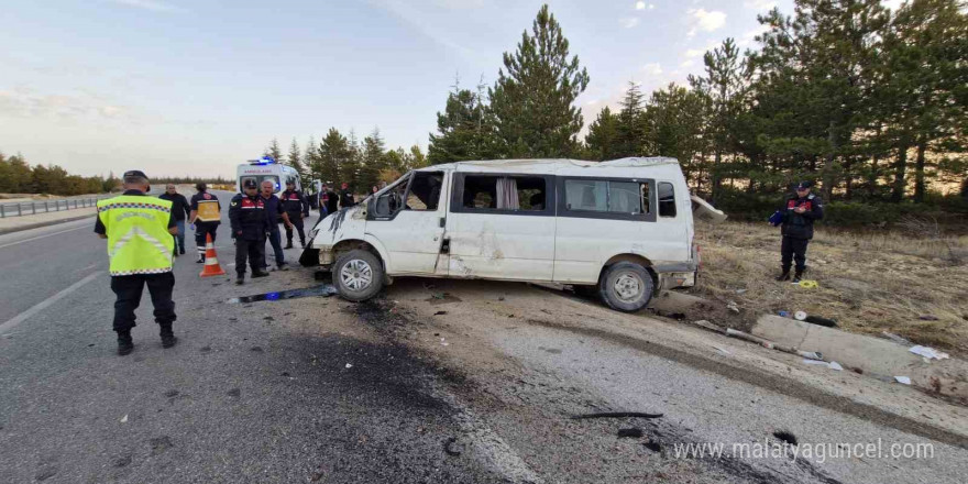 Karaman’da tarım işçilerini taşıyan minibüs devrildi: 2 ölü, 13 yaralı