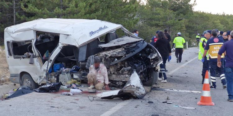 Karaman’da tarım işçilerini taşıyan minibüs devrildi: 2 ölü, 13 yaralı