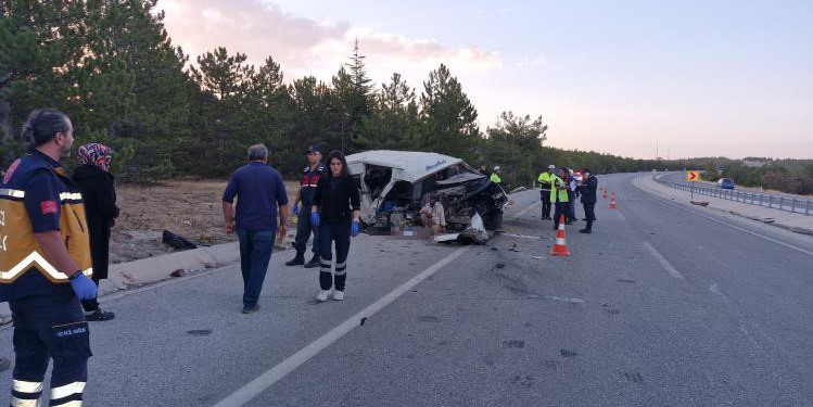 Karaman’da tarım işçilerini taşıyan minibüs devrildi: 2 ölü, 13 yaralı