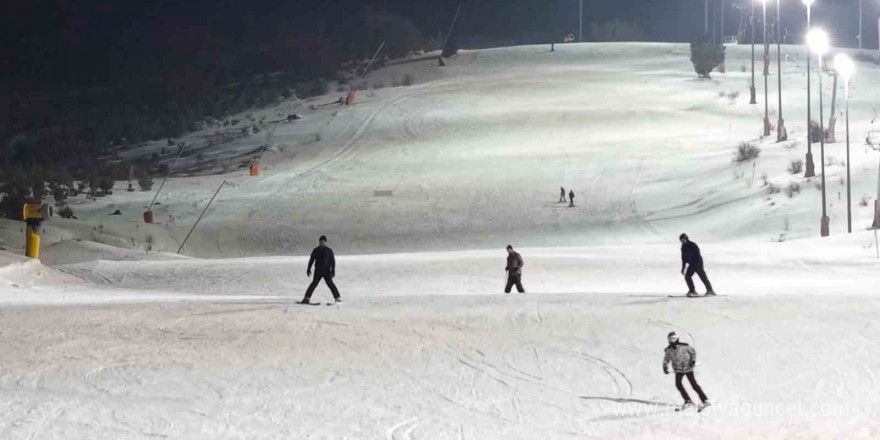 Karanlıkta beyaz yolculuk: Yıldız Dağı Kayak Merkezi’nde gece kayağı keyfi