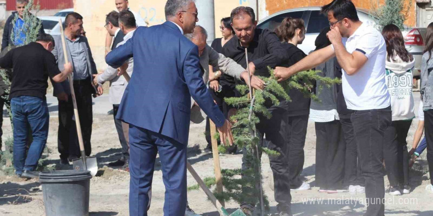 Karapınar’da fidanlar toprakla buluştu