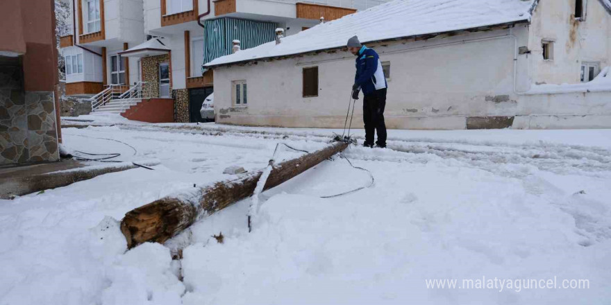 Karda kayan otomobil 2 telefon direğini devirdi